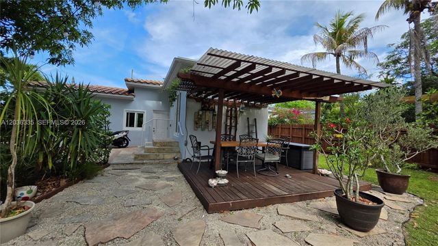 390 NE 127th St, North Miami, FL 33161