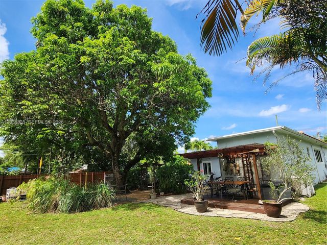 390 NE 127th St, North Miami, FL 33161