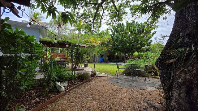 390 NE 127th St, North Miami, FL 33161