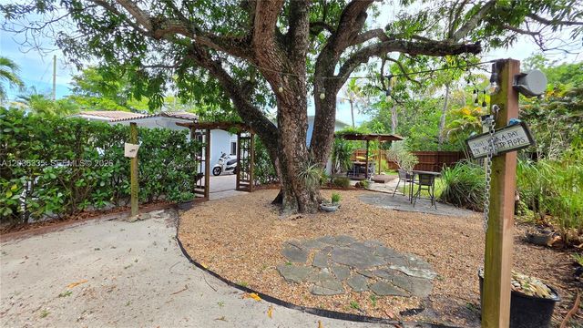 390 NE 127th St, North Miami, FL 33161