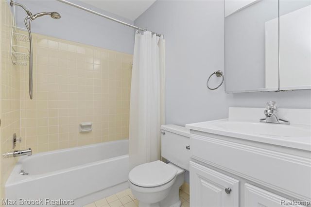 1157 Pine Ridge Court, Rochester Hills, MI 48306