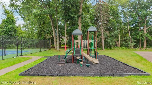 1157 Pine Ridge Court, Rochester Hills, MI 48306