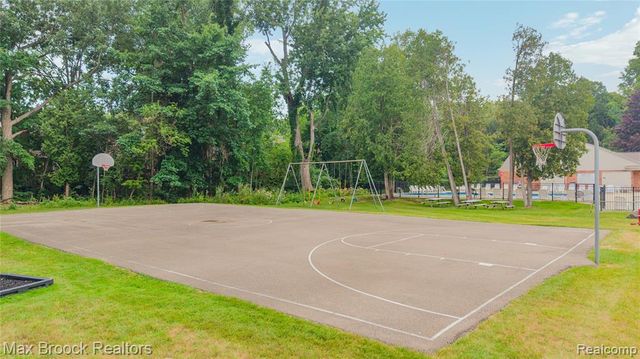 1157 Pine Ridge Court, Rochester Hills, MI 48306
