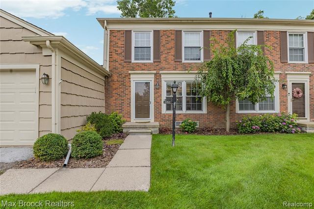 1157 Pine Ridge Court, Rochester Hills, MI 48306
