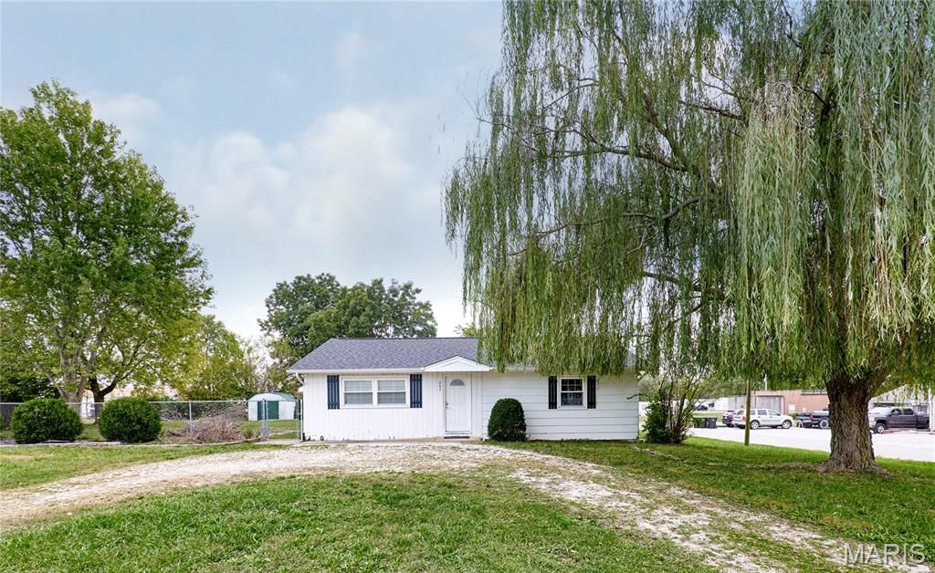 282 Lincoln Street W, Hawk Point, MO 63349