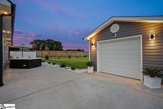 223 R C Thompson Road, Chesnee, SC 29323
