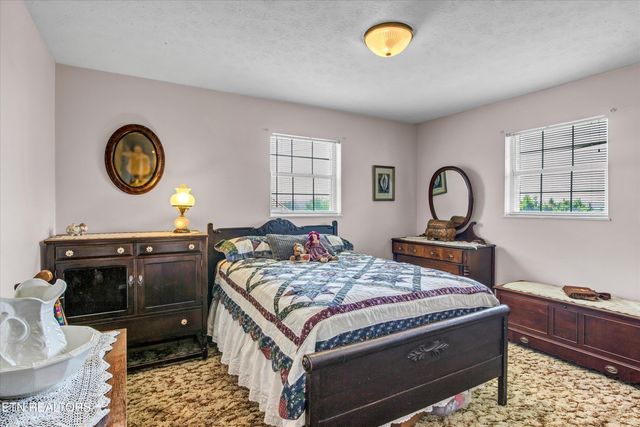 111 Shaw Rd, Clinton, TN 37716