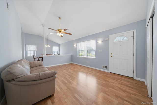 40 Willow Court, Manorville, NY 11949