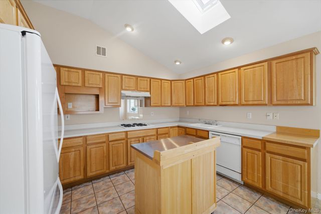 40 Willow Court, Manorville, NY 11949