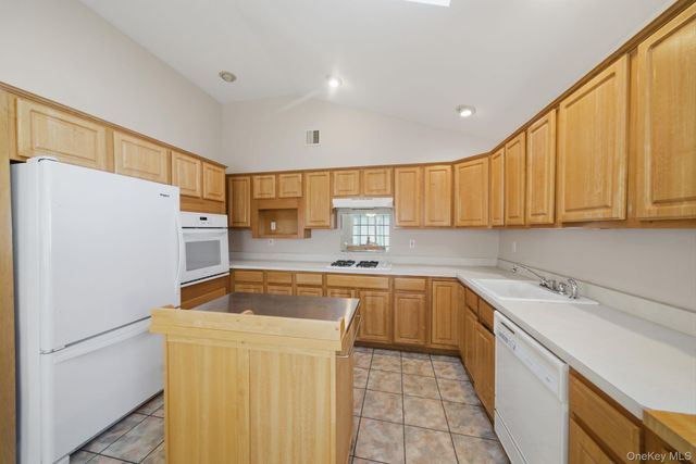 40 Willow Court, Manorville, NY 11949