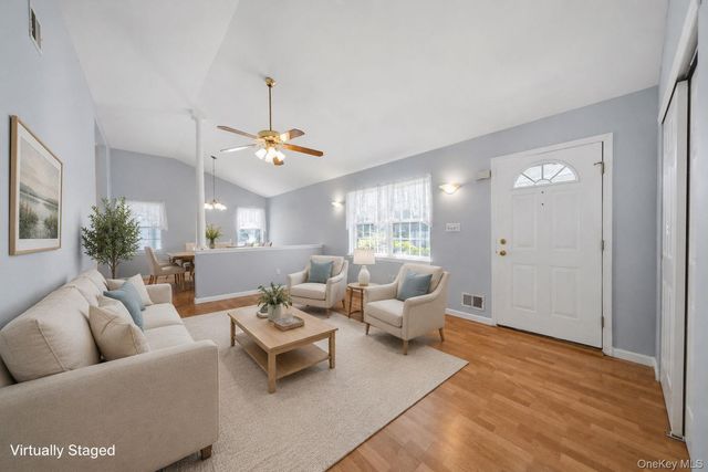 40 Willow Court, Manorville, NY 11949