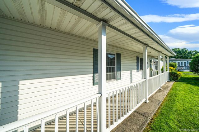 40 Willow Court, Manorville, NY 11949