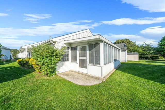 40 Willow Court, Manorville, NY 11949