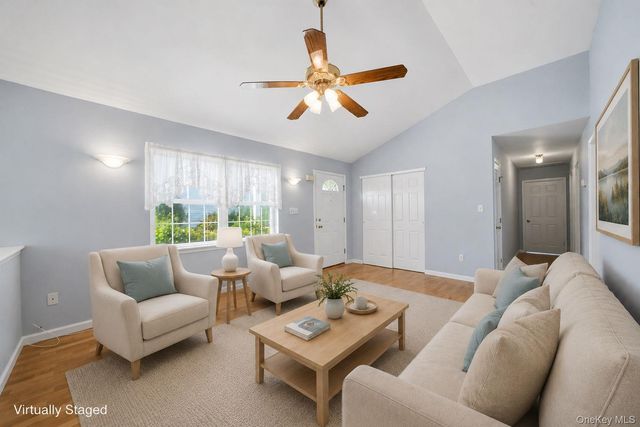 40 Willow Court, Manorville, NY 11949