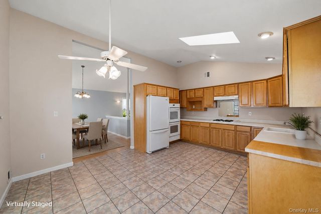 40 Willow Court, Manorville, NY 11949