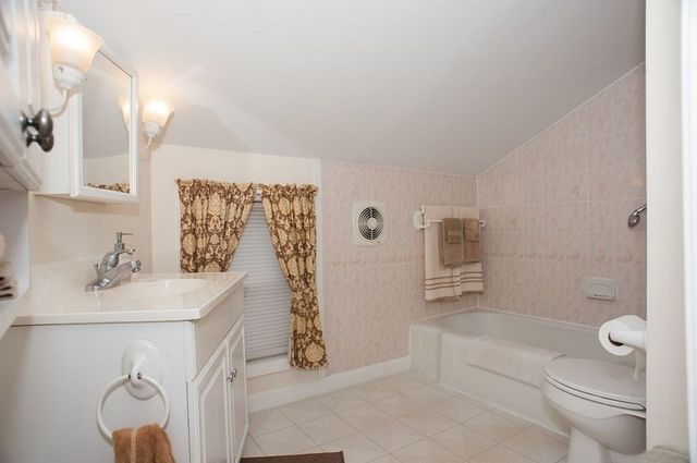 208-210 Church St, Northbridge, MA 01588