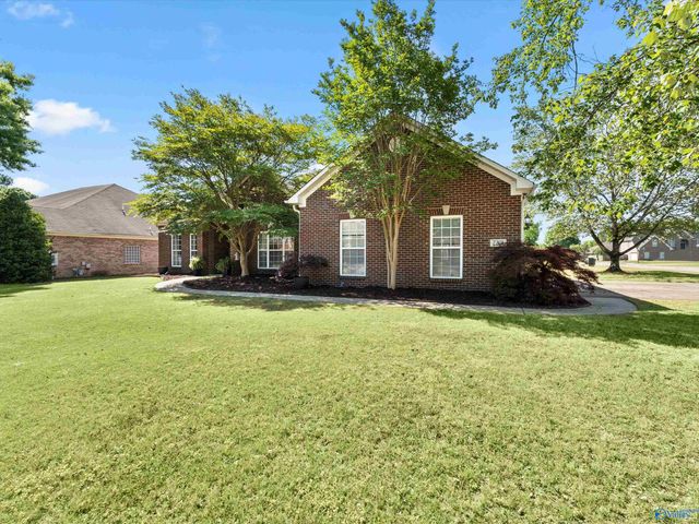 7201 Oldstone Drive SE, Owens Cross Roads, AL 35763