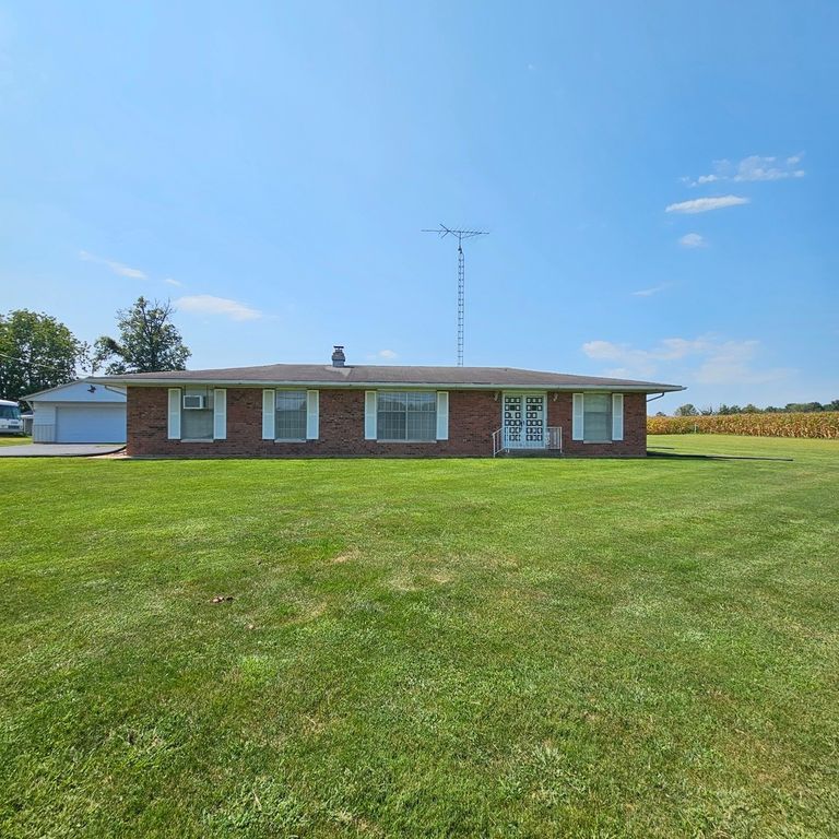 Image 2 of property listing at 13997 N Tolle Lane, Mt Vernon, IL 62864