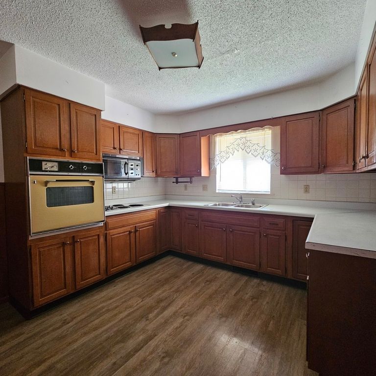 Image 16 of property listing at 13997 N Tolle Lane, Mt Vernon, IL 62864