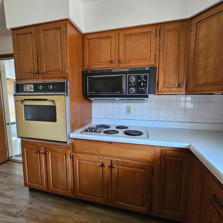 Image 17 of property listing at 13997 N Tolle Lane, Mt Vernon, IL 62864