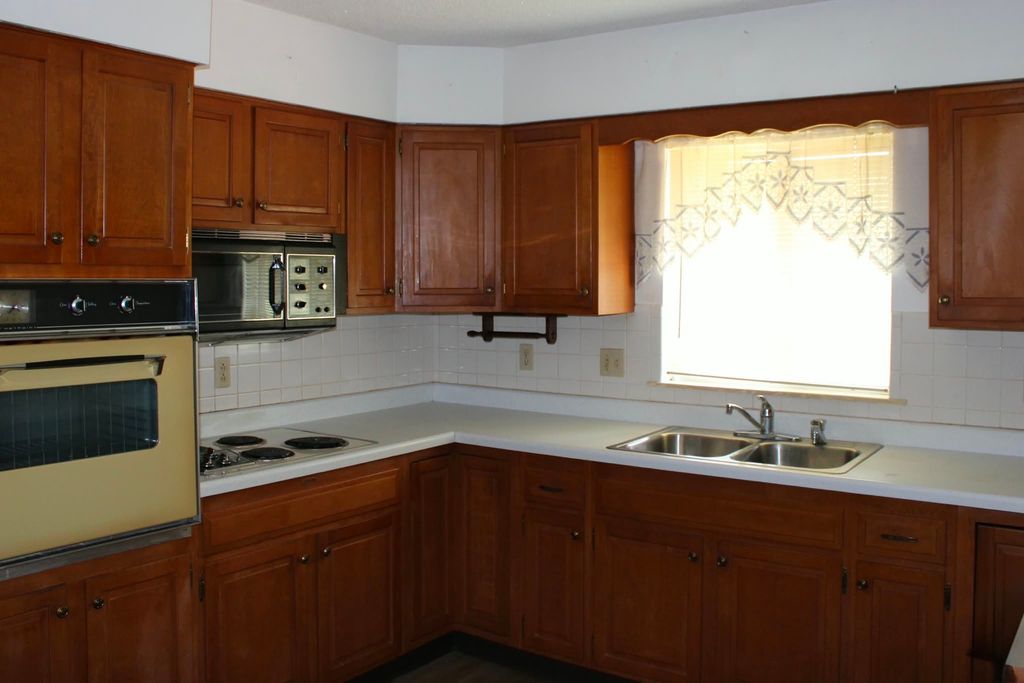 Image 18 of property listing at 13997 N Tolle Lane, Mt Vernon, IL 62864