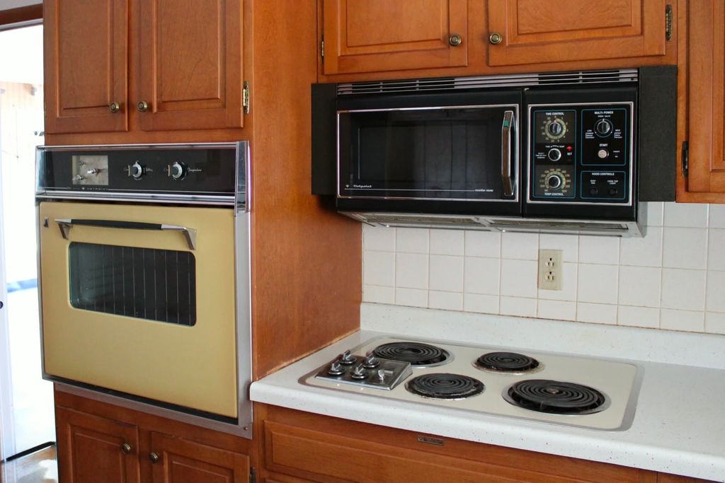 Image 20 of property listing at 13997 N Tolle Lane, Mt Vernon, IL 62864