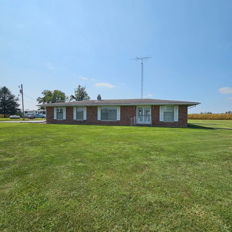 Image 3 of property listing at 13997 N Tolle Lane, Mt Vernon, IL 62864