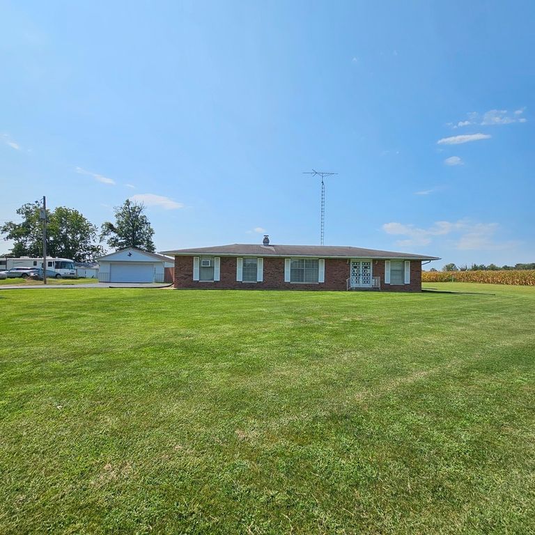 Image 4 of property listing at 13997 N Tolle Lane, Mt Vernon, IL 62864