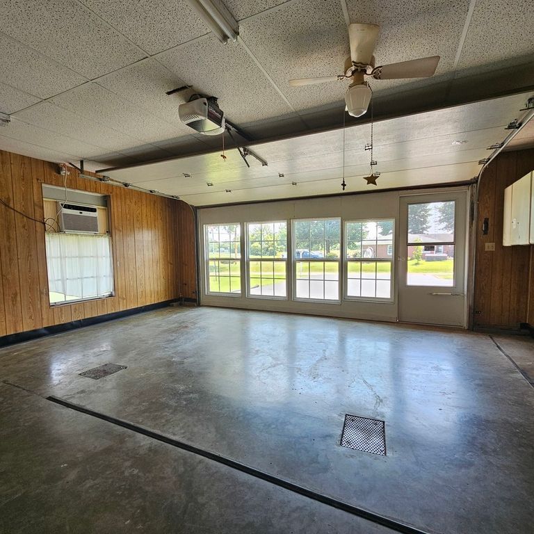 Image 31 of property listing at 13997 N Tolle Lane, Mt Vernon, IL 62864