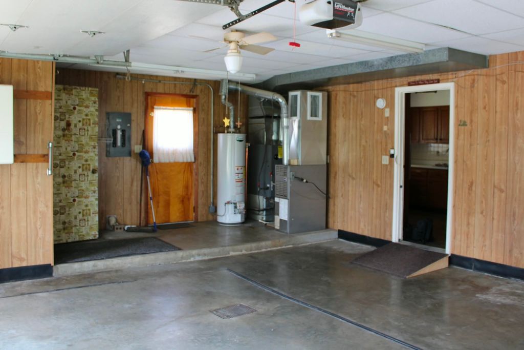 Image 35 of property listing at 13997 N Tolle Lane, Mt Vernon, IL 62864