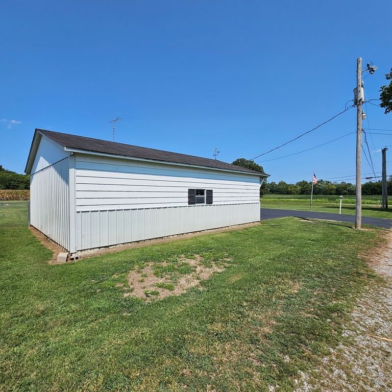 Image 38 of property listing at 13997 N Tolle Lane, Mt Vernon, IL 62864