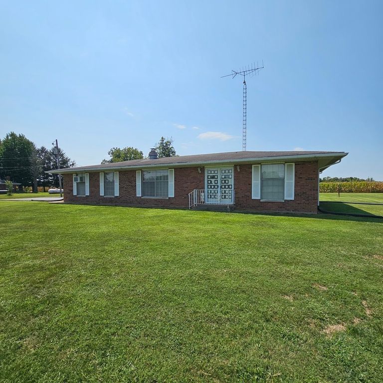 Image 5 of property listing at 13997 N Tolle Lane, Mt Vernon, IL 62864