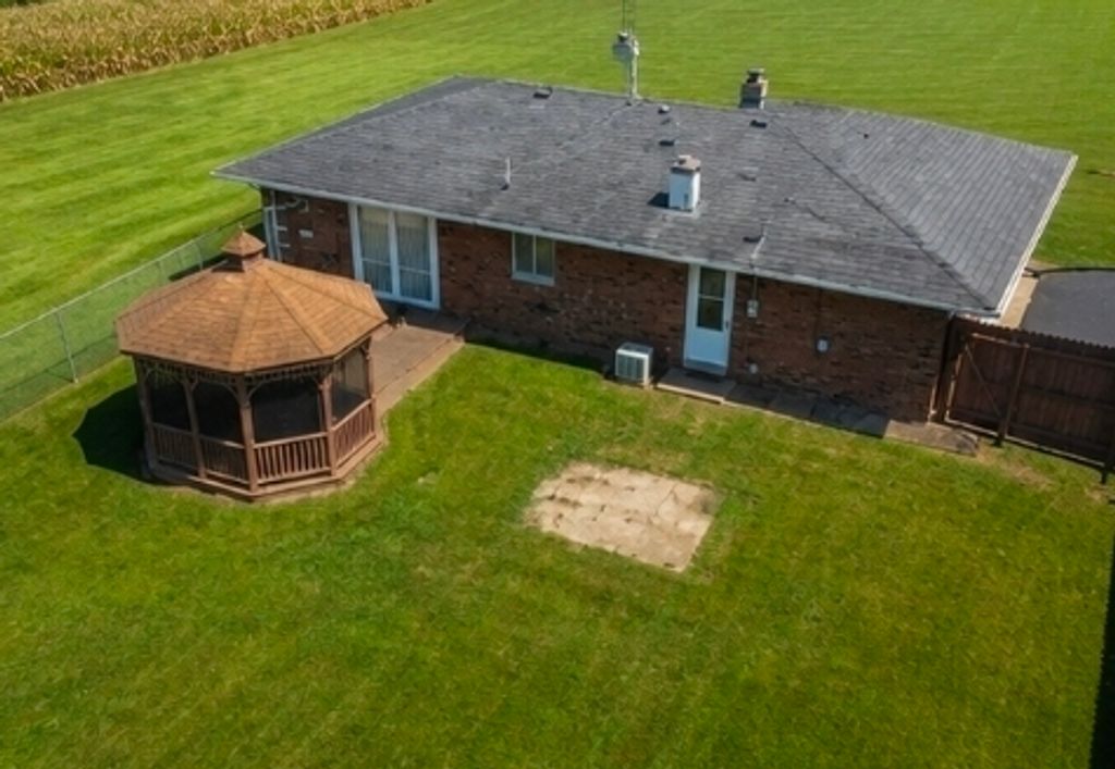 Image 44 of property listing at 13997 N Tolle Lane, Mt Vernon, IL 62864