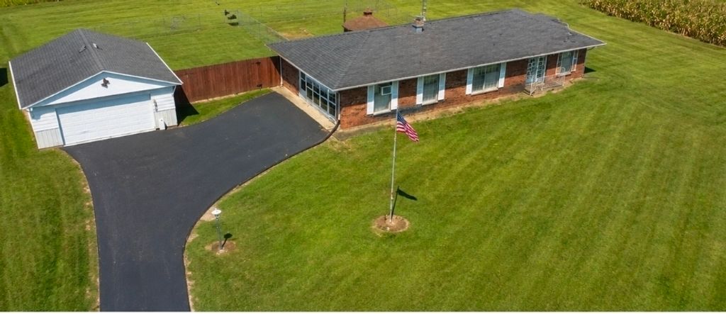 Image 45 of property listing at 13997 N Tolle Lane, Mt Vernon, IL 62864