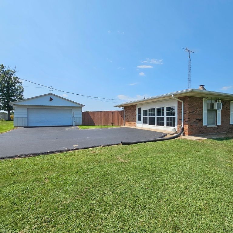 Image 6 of property listing at 13997 N Tolle Lane, Mt Vernon, IL 62864