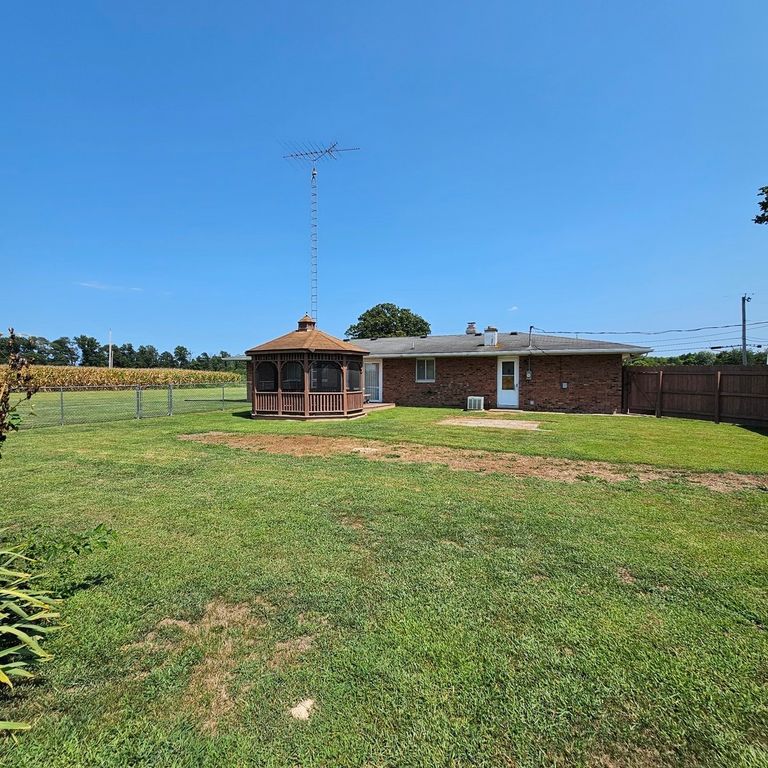 Image 10 of property listing at 13997 N Tolle Lane, Mt Vernon, IL 62864
