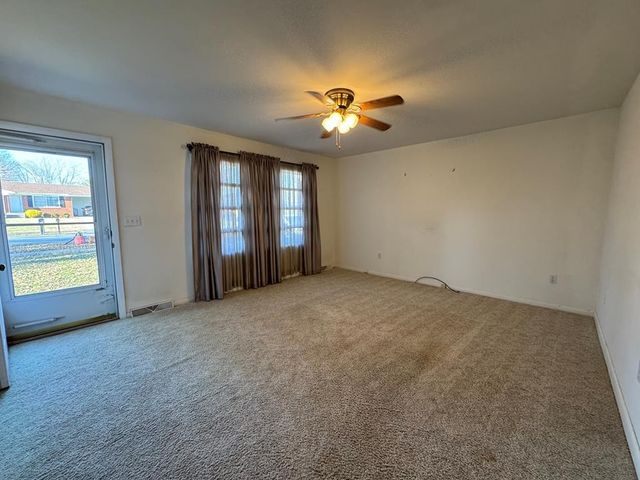 210 Wayne Dr, Hopkinsville, KY 42240