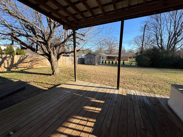 210 Wayne Dr, Hopkinsville, KY 42240