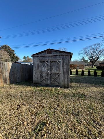 210 Wayne Dr, Hopkinsville, KY 42240