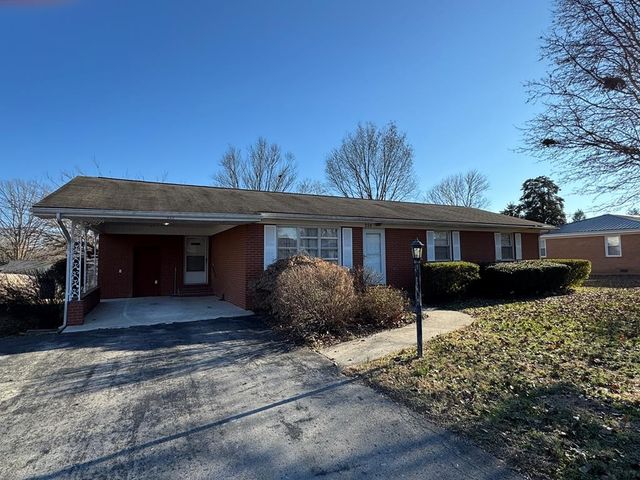 210 Wayne Dr, Hopkinsville, KY 42240