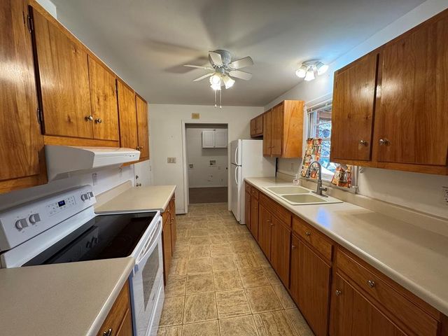 210 Wayne Dr, Hopkinsville, KY 42240