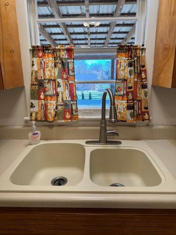 210 Wayne Dr, Hopkinsville, KY 42240