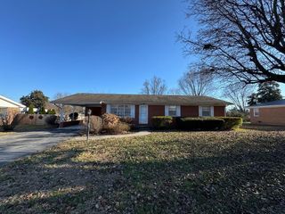 210 Wayne Dr, Hopkinsville, KY 42240