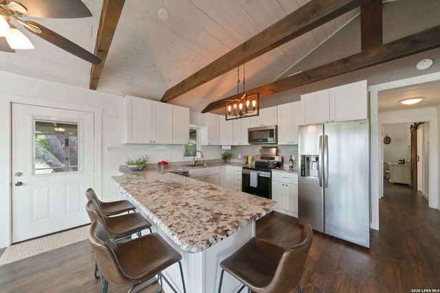 178 N LAKESHORE DR, Bandera, TX 78003
