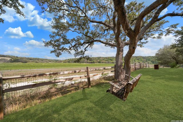 178 N LAKESHORE DR, Bandera, TX 78003
