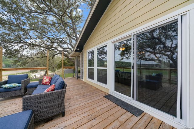 178 N LAKESHORE DR, Bandera, TX 78003