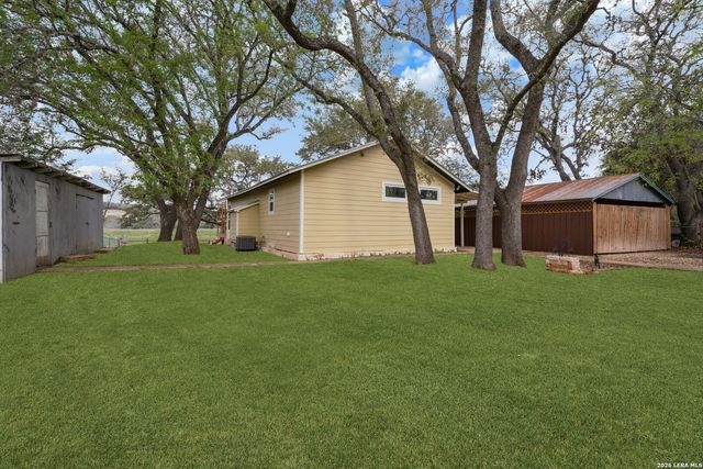178 N LAKESHORE DR, Bandera, TX 78003