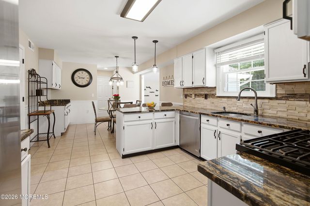 28 Silverbrooke Circle, Howell, NJ 07731