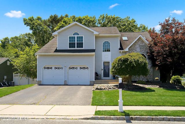 28 Silverbrooke Circle, Howell, NJ 07731