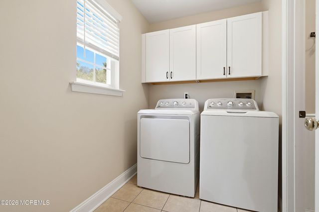 28 Silverbrooke Circle, Howell, NJ 07731